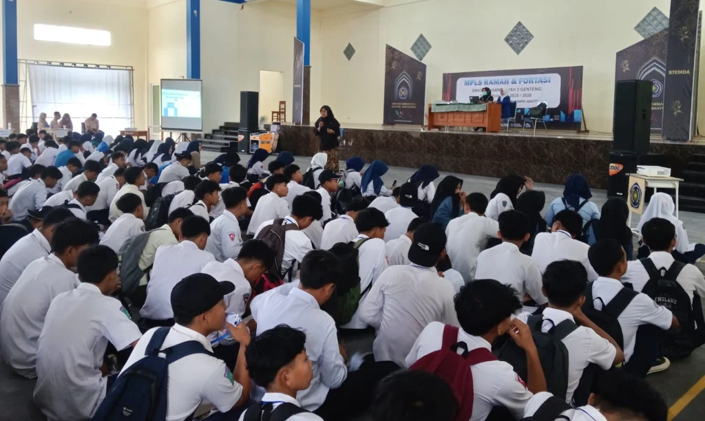 MPLS Ramah dan Fortasi SMK Muda Genteng Bahas Kesehatan Reproduksi Remaja dan Bahaya Kehamilan Usia Dini
