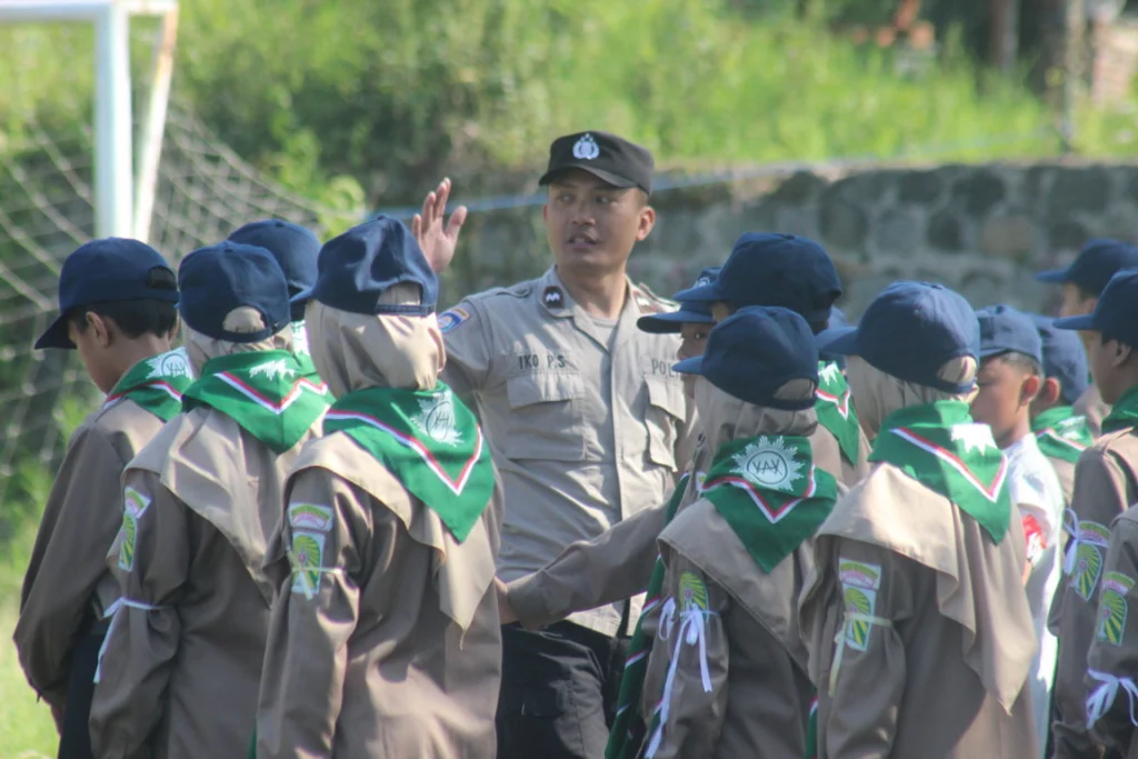 Disiplin, Kompak, dan Tangguh: Siswa Baru MUDEBA Latihan PBB Bersama Polres Batu pada Momen Fortasi