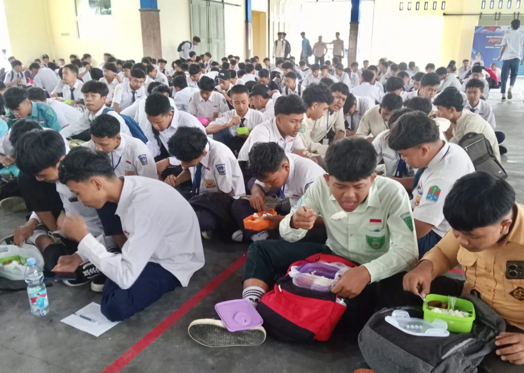 Implementasi Makan Bergizi Bersama di MPLS Ramah dan Fortasi SMK Muda Genteng