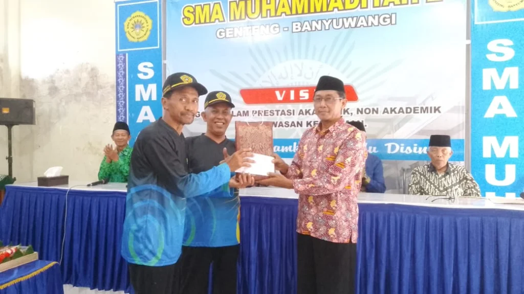 Pelepasan Guru Purna Tugas SMAS Muha Genteng Diwarnai Keharuan