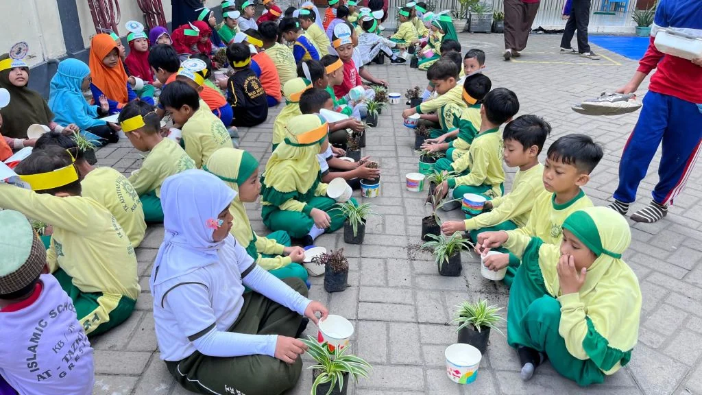 Hadiah Istimewa Ala SD Almadany Buat Siswa Kelas I di Akhir MPLS Menulis