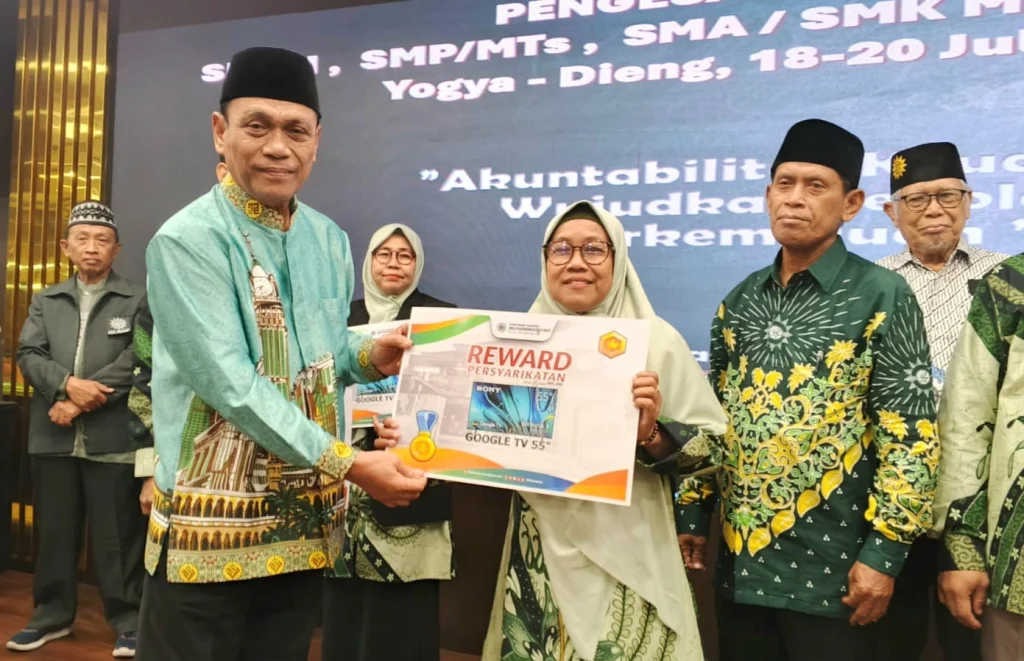 Unggul dalam Administrasi, SD Muhlas Surabaya Terima Penghargaan PDM