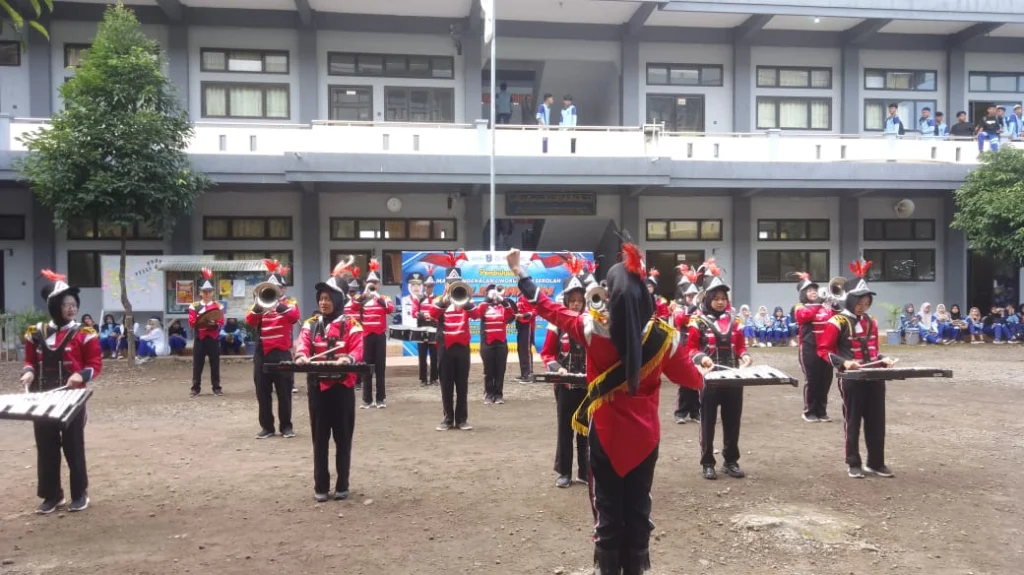 Drum Band SMAS Muha Genteng Gemparkan Lingkungan Sekitar Sekolah!