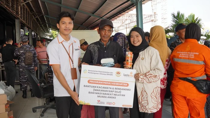 Bakti Sosial Salurkan Kacamata dan Rendangmu, Koarmada AL dan BKKBN Gandeng Lazismu Tingkatkan Kesehatan Warga Pesisir Muara Angke