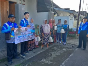 Bakti Sosial Paket Sembako Warnai Penutupan MPLS Ramah dan Fortasi SMK Muda Genteng