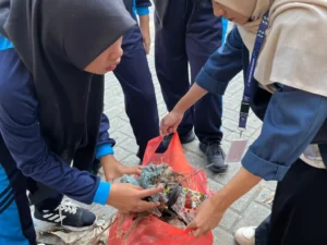 KKN UMG Gelar Aksi Bersih Sampah Bersama Siswa SDN 121 Gresik