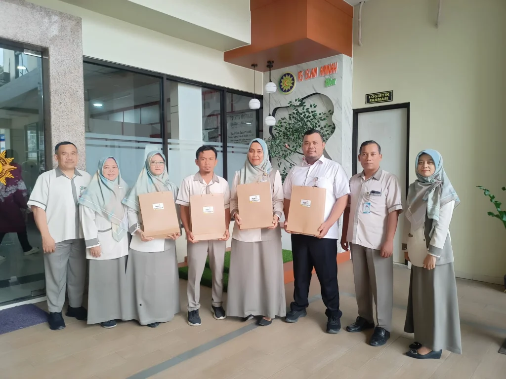Semangat Pendidikan! KL Lazismu RSI Aminah Blitar Bagikan 150 Paket Alat Tulis untuk Anak Karyawan