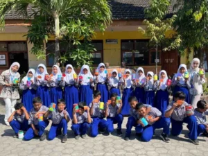 Dari Uang Jajan Jadi Tabungan: KKN UMG Tanamkan Literasi Keuangan pada Anak SD