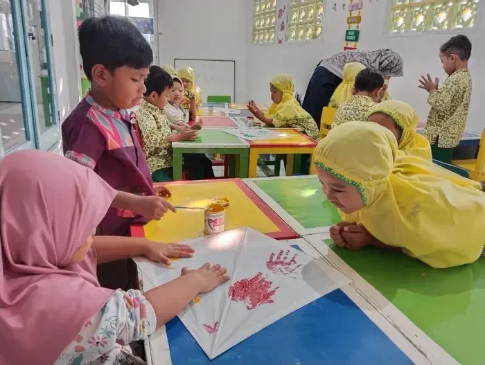 Warna-Warni Tangan Kecil Hiasi Layang-Layang di TK Aisyiyah 49 Griya Kencana