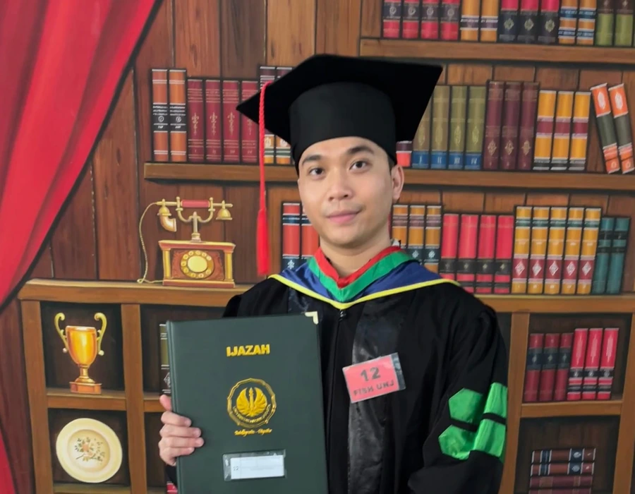 Kerja Full Time, IPK Tetap 4.00! Rahasia Sukses Mahasiswa S2 UNJ Ini Bikin Kagum