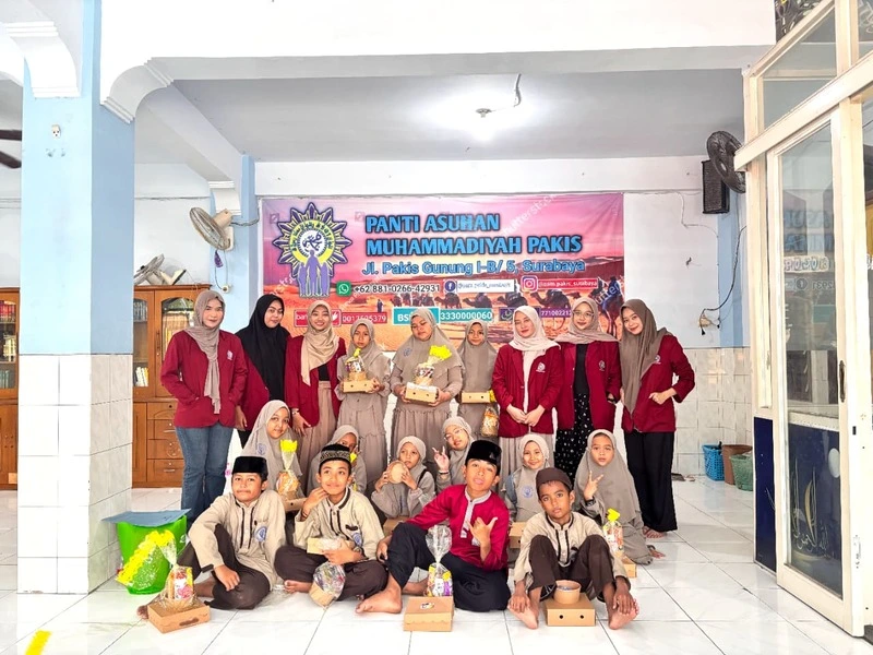 Makanan Halal dan Bergizi hingga Berbagi: Mahasiswa UM Surabaya Wujudkan Pembelajaran Bermakna