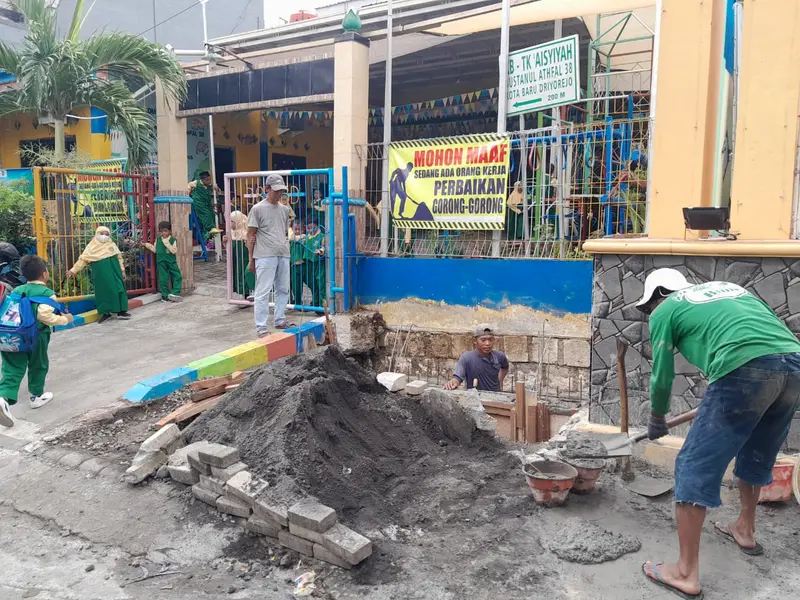 Sambut Musim Hujan, TK ABA 38 Driyorejo Benahi Gorong-gorong