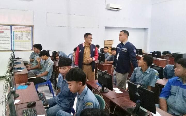 Kepala Cabang Dinas Pendidikan Banyuwangi Monitoring Pelaksanaan TKA di SMK Muda Genteng