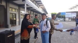 Kepala Sekolah Baru SMA Muha Genteng Memberikan Motivasi dan Kartu Peserta TKA
