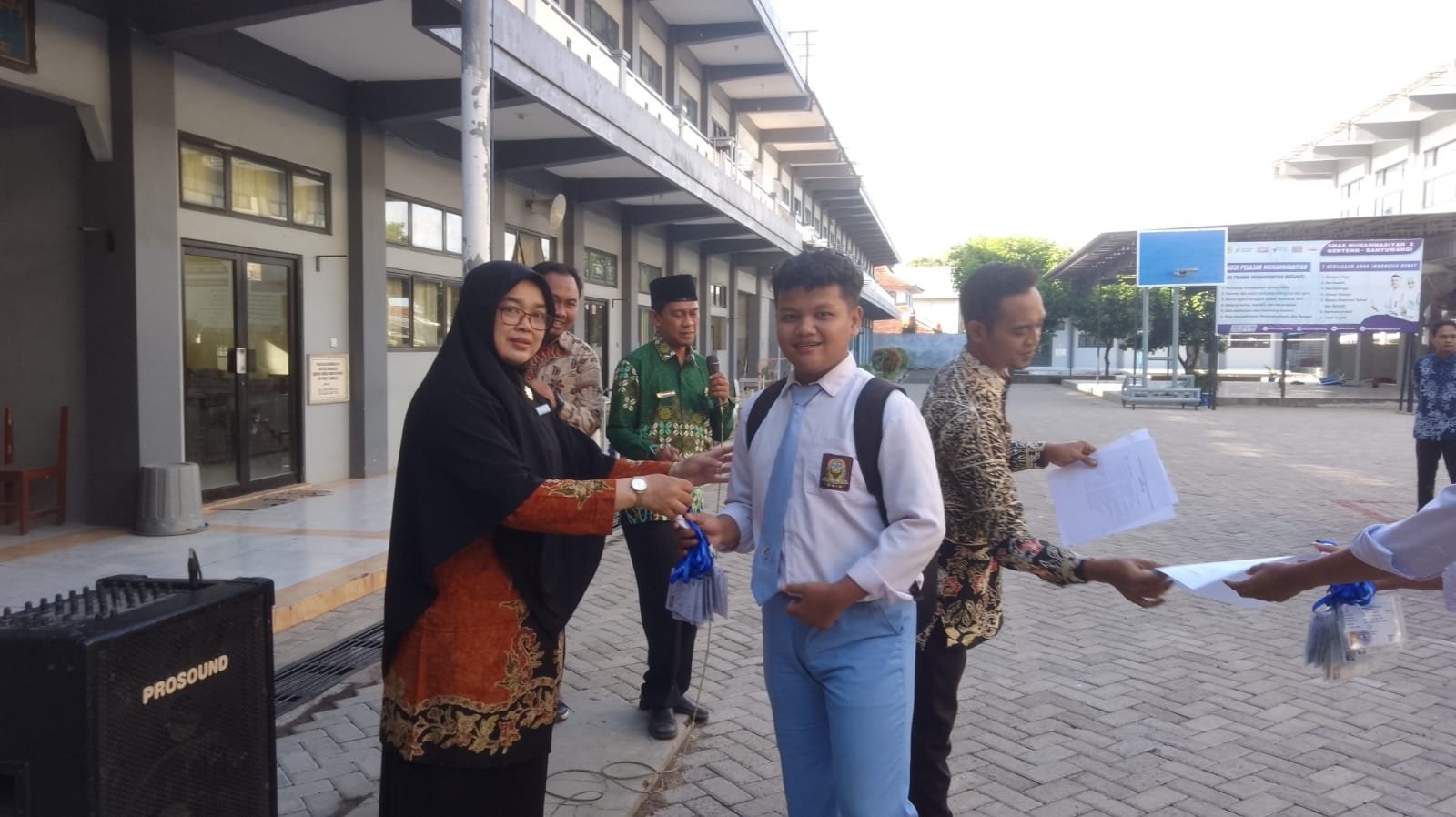 Kepala Sekolah Baru SMA Muha Genteng Memberikan Motivasi dan Kartu Peserta TKA