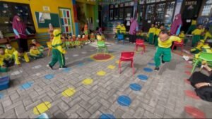 Penuh Tawa dan Sorak Semangat, Siswa KB-TK Aisyiyah 38 Driyorejo Asah Motorik Kasar Lewat Permainan Seru