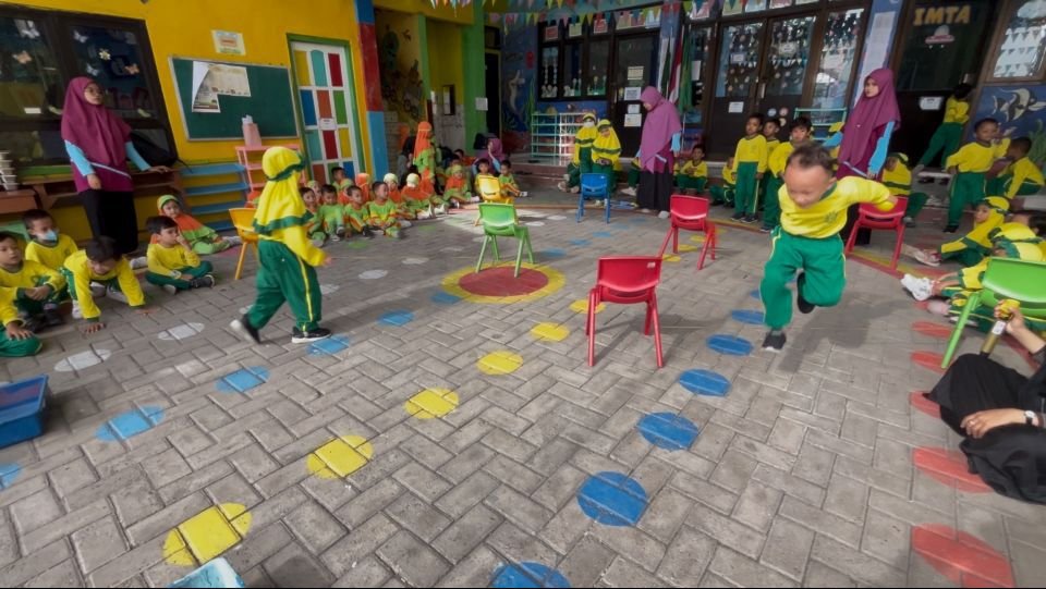 Penuh Tawa dan Sorak Semangat, Siswa KB-TK Aisyiyah 38 Driyorejo Asah Motorik Kasar Lewat Permainan Seru