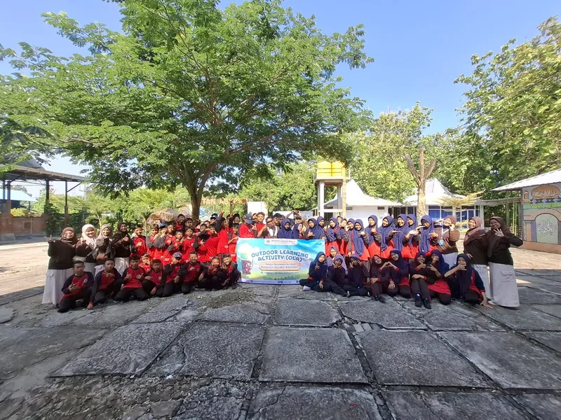 Siswa SMP Muhammadiyah 8 Gresik Asah Jiwa Kepemimpinan dan Kreativitas Lewat Outdoor Learning Activity