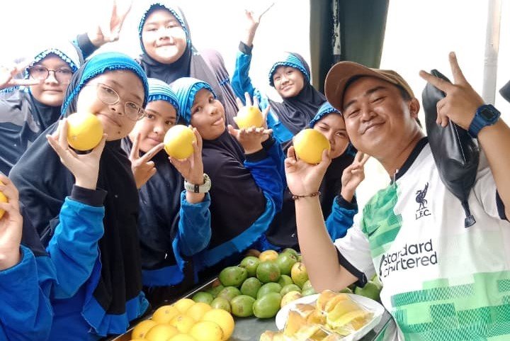 Pengalaman Siswa SD Sakri dalam Menanam dan Memetik Hasil Alam