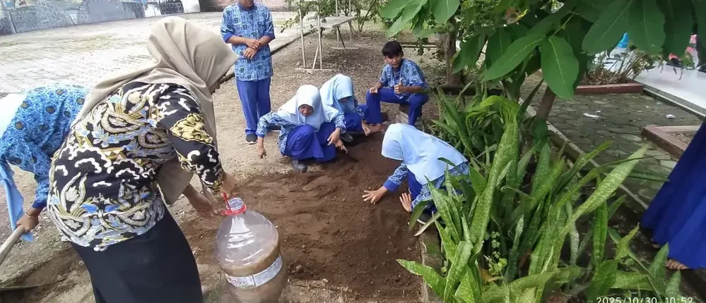 Siswa SMP Muhammadiyah 1 Blitar Belajar Ekoteologi lewat Praktik Menanam Kangkung dan Sawi