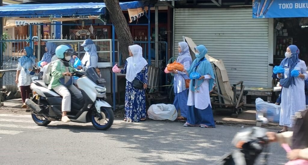 Jumat Berkah Ikwam SD Mumtaz: 1.058 Pack Makanan untuk Berbagi Kasih