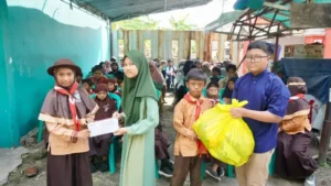Berbagi Itu Dahsyat! SDM 18 Surabaya Bentuk Generasi Dermawan lewat Si Dahsyat