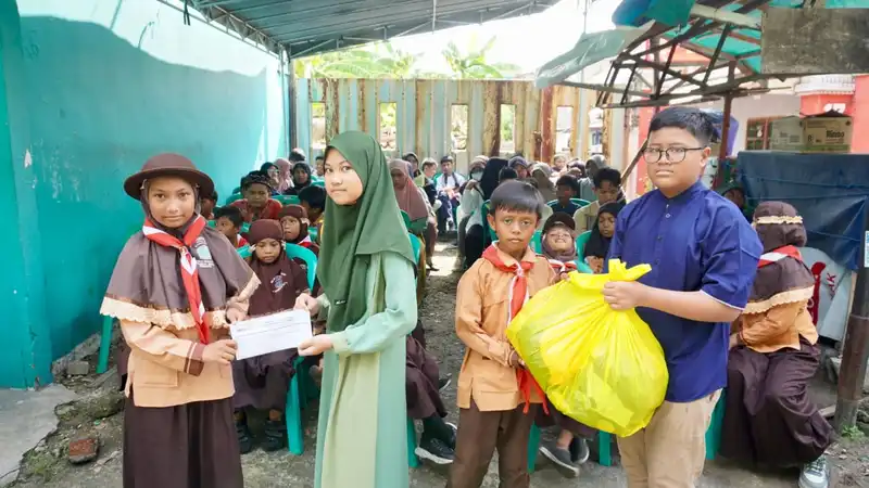 Berbagi Itu Dahsyat! SDM 18 Surabaya Bentuk Generasi Dermawan lewat Si Dahsyat