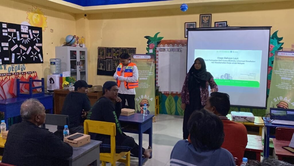 Dosen UM Surabaya Perkuat Keselamatan Kerja Nelayan Sukolilo Baru Melalui Penerapan Aplikasi Sibala dan Pelatihan K3