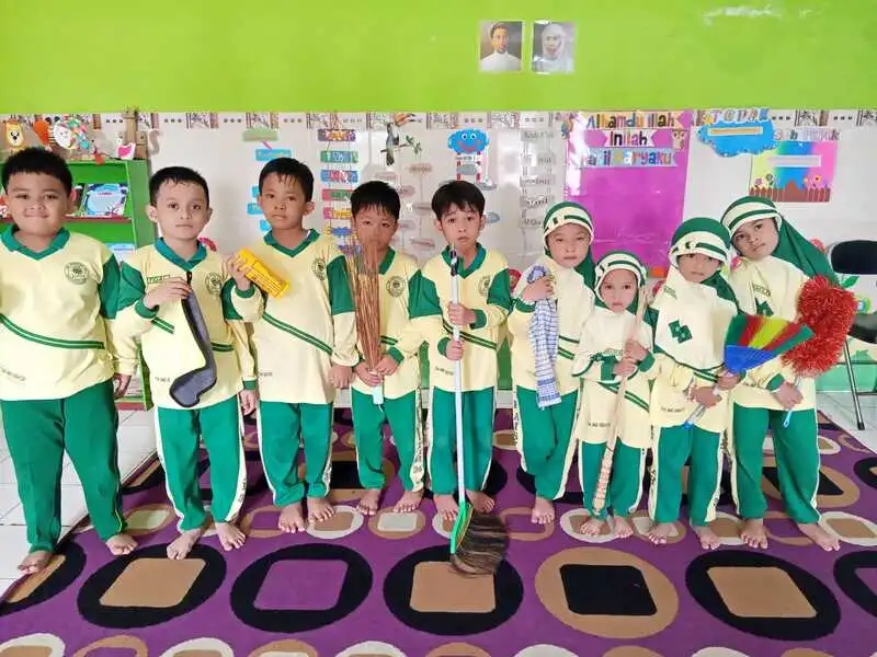 Peduli Lingkungan, Siswa Turut Menjaga Kebersihan Sekolah Lewat Aksi Nyata