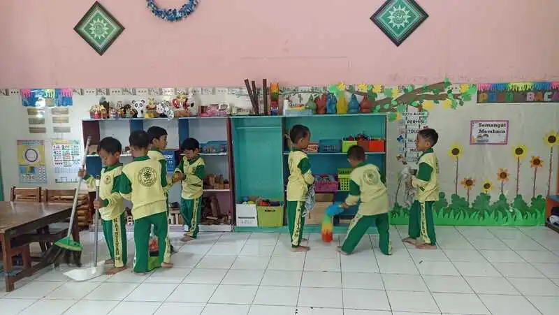 Peduli Lingkungan, Siswa Turut Menjaga Kebersihan Sekolah Lewat Aksi Nyata