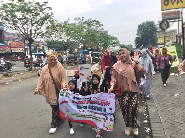 Menanamkan Jiwa Nasionalisme Sejak Dini, KB-TK ABA 38 Driyorejo Gelar Pawai Hari Pahlawan