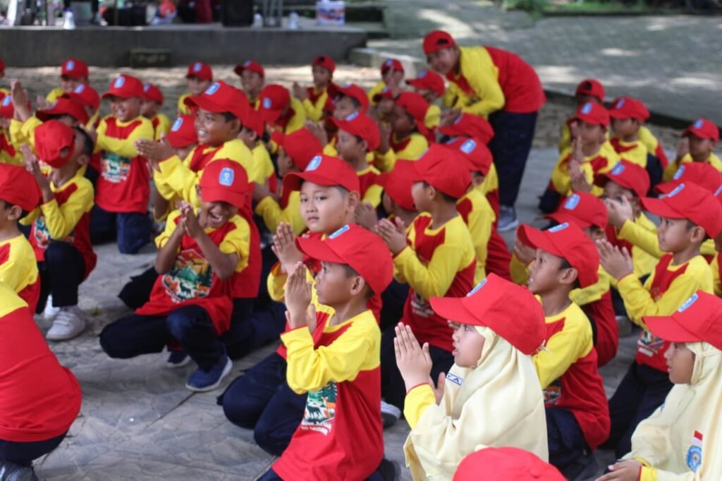 Seru dan Edukatif! Ratusan Siswa Kelas 2 SD Mudabo Jelajahi Sendang Asmoro Tuban