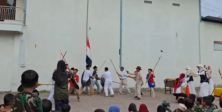 Semangat Hari Pahlawan Menggema di Sekolah Kreatif Menganti lewat Teatrikal Pertempuran 10 November