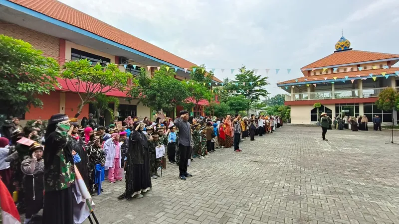 Semarak Hari Pahlawan di SD Muhammadiyah 2 Tulangan: Pahlawanku, Teladanku
