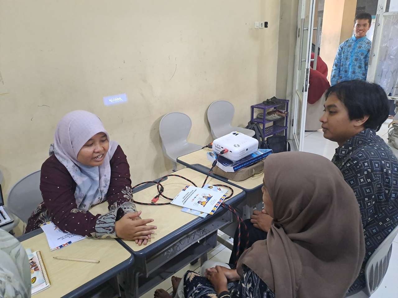 Dosen UM Surabaya Tingkatkan Komunikasi Siswa Autis Melalui Aplikasi Talkisme di SMA Muhammadiyah 10 Surabaya