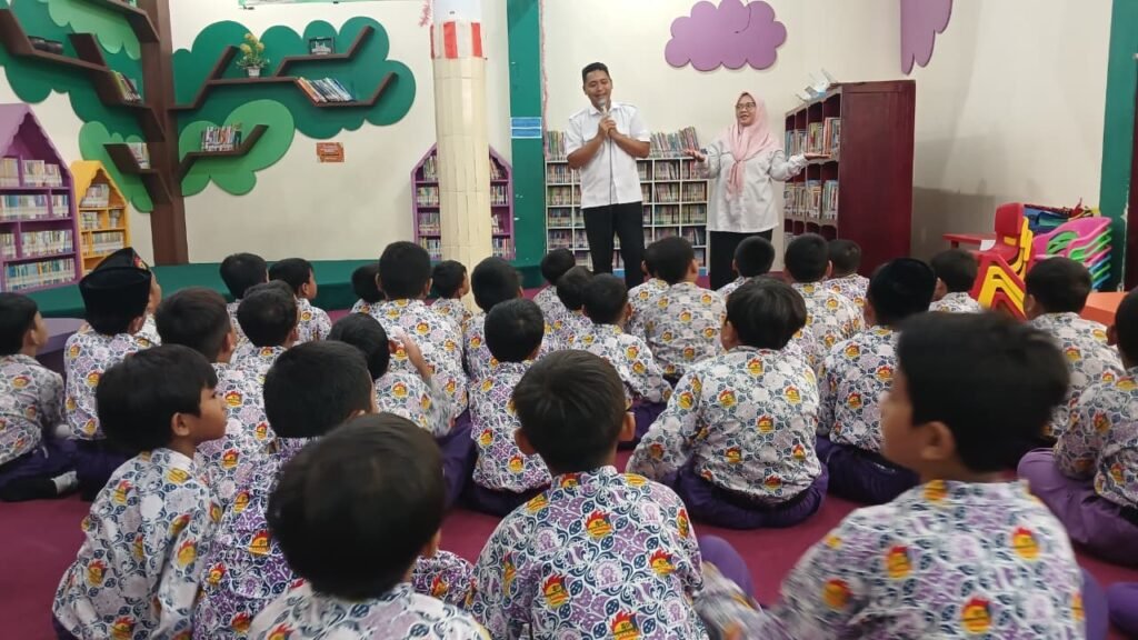 Kunjungan Siswa Sakri ke Perpusda: Meningkatkan Literasi Baca Anak-Anak