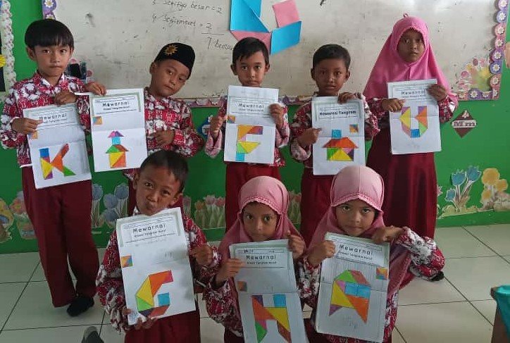 Siswa Kelas 1 Kenalkan Tangram Huruf untuk Meningkatkan Kreativitas dan Kognitif
