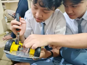 Siswa Smamita Kembangkan Miniatur Mobil Remote Bertenaga Surya untuk Final Project