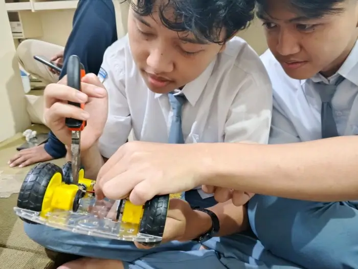 Siswa Smamita Kembangkan Miniatur Mobil Remote Bertenaga Surya untuk Final Project