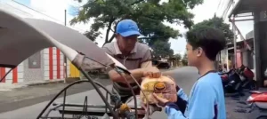 Semarakkan Milad Muhammadiyah, Siswa SMP Muhammadiyah 10 Muncar Bagikan Sembako kepada Warga