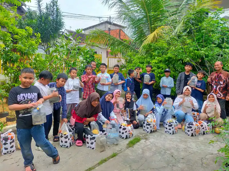 Kelas 5 SDMM Rayakan SIRAMAN dengan Nuansa Pedesaan