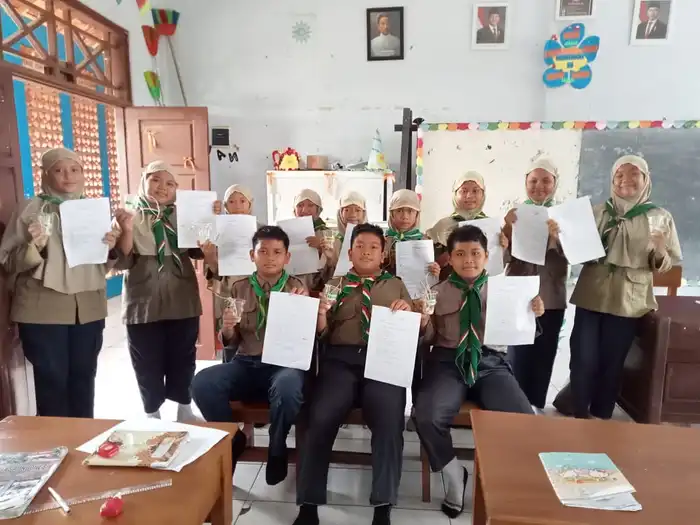 MI Islamiyah Mojopetung Gelar Laporan Hasil Pengamatan Pertumbuhan Kacang Hijau untuk Kuatkan Literasi Siswa Kelas 6