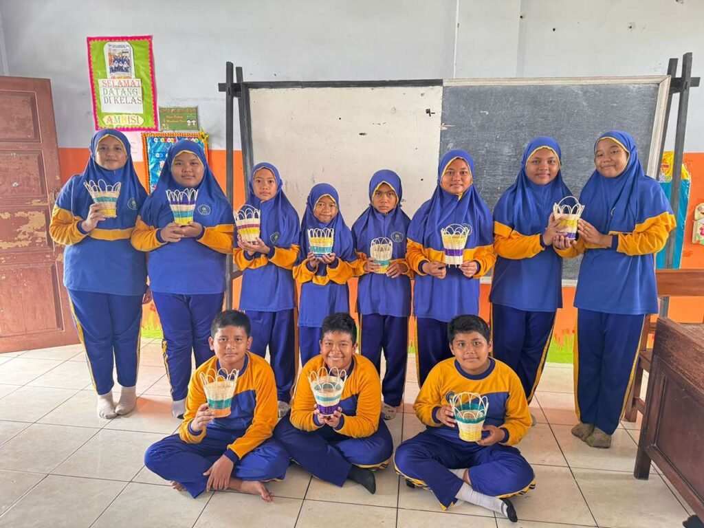 Siswa MI Islamiyah Siap Menghadapi Tantangan Hidup dengan Kerajinan Tangan