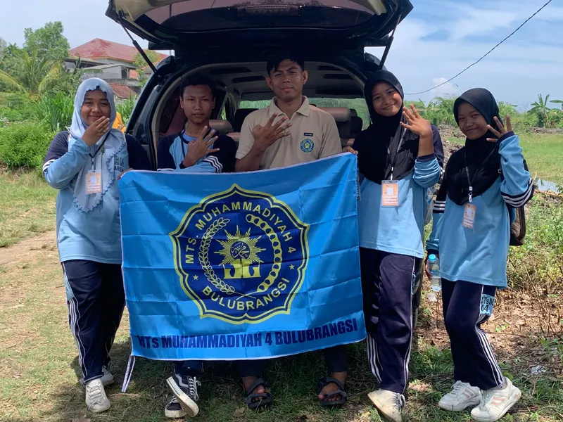 Bangga Beralmamater Biru: Siswa MTs Muhammadiyah 4 Bulubrangsi Abadikan Momen Bersama Pembina