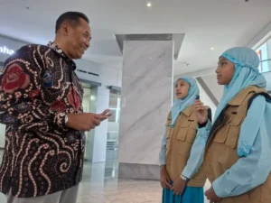 Duo Warcil Berlatih Wawancara: Doorstop Wawancarai Wamen Diktisaintek