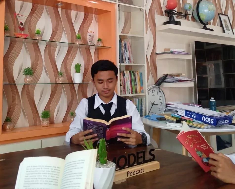 Kreatif: Murid XI Pariwisata dan Perhotelan SMK Models unjuk Karya Literasi Tugas Mapel Bahasa Indonesia