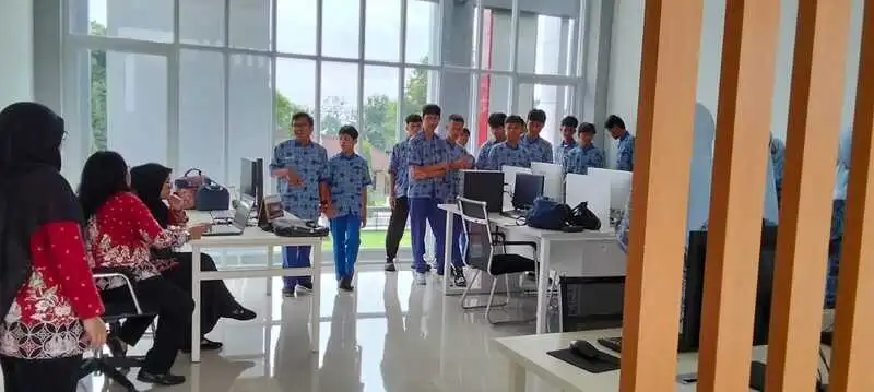 Murid SMP Muhammadiyah 1 Blitar Jelajahi Pengetahuan di Era Siber dalam Bimbingan Pemustaka