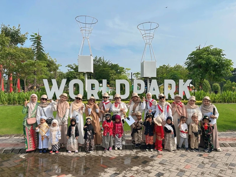 Pawai Gebyar Hari Pahlawan Anak dan Mama Kompak Pakai Kostum Pahlawan