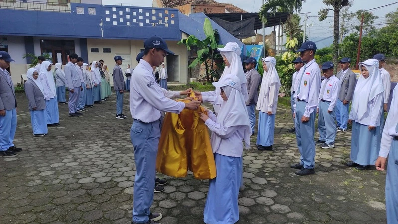 Penyerahan Jas IPM: Simbol Estafet Kepemimpinan IPM SMA Muhammadiyah 3 Batu Periode 2025–2026