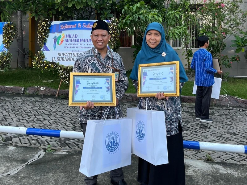 Mengabdi Tanpa Batas: Dua Guru SD Mumtaz Terima Penghargaan Berdedikasi